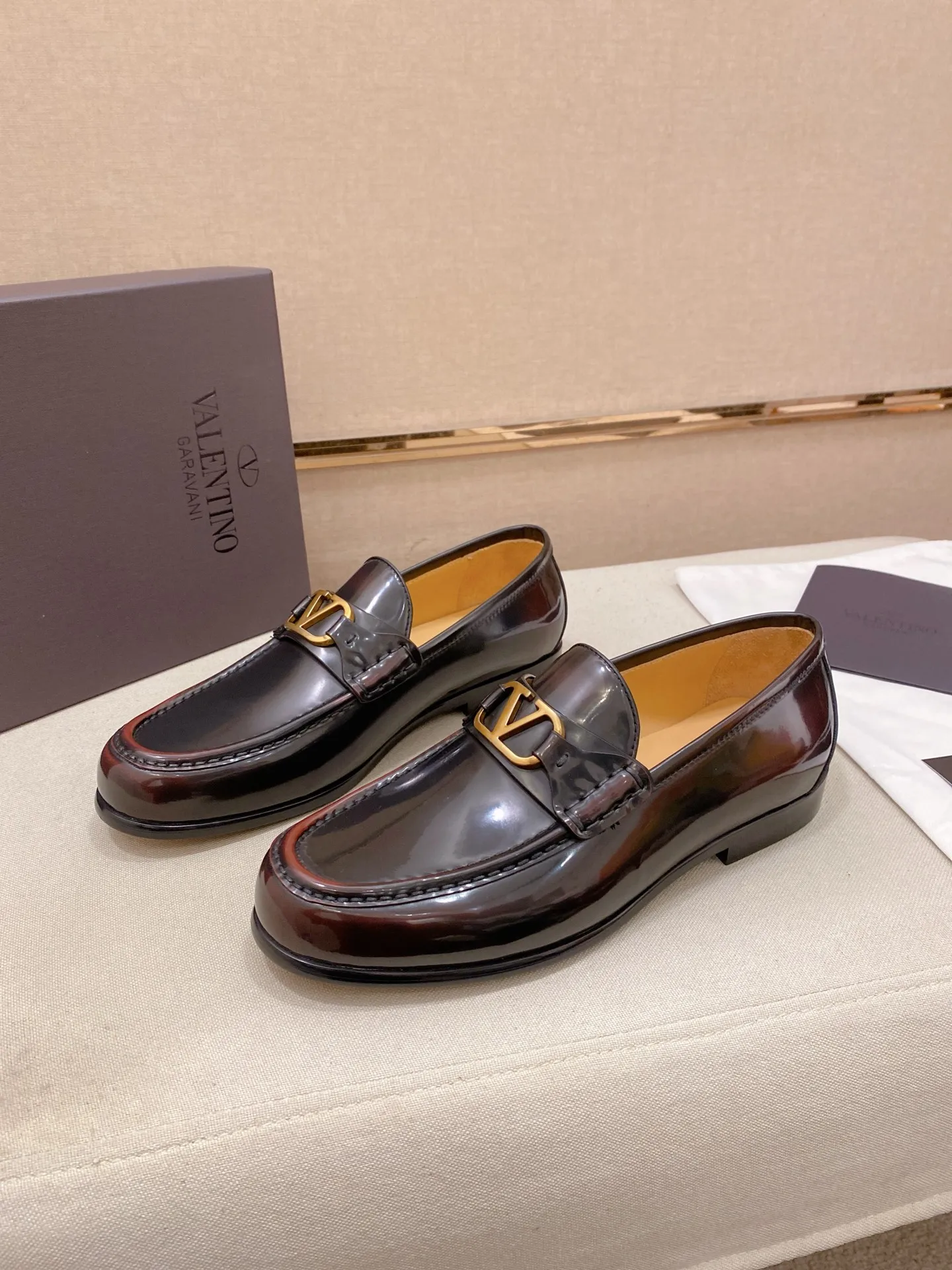 Factory price: 700💰Valentino's new men's V logo micro-label business casual loafers. These Derby loafers are made of imported cowhide leather. They are light in texture and cool in style. The uppers are decorated with brand logo buckles, highlighting the big-brand style! The lines reveal novel urban trends. The toe is round and full, and the rubber foam sole and triple protruding leather welt complement each other. It is extremely fashionable and charming, with dyed calfskin lining, genuine leather feet, and standard logo decoration. It is simple yet elegant. It has a classic European and American loose style and is extremely comfortable on the feet. Size: 39-44 (38.45. Customized)